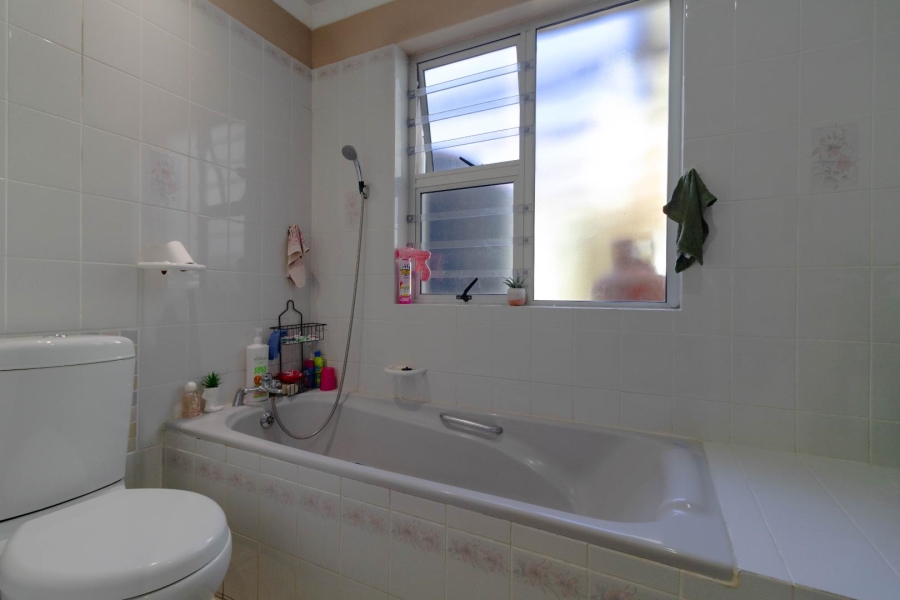 6 Bedroom Property for Sale in Sandbaai Western Cape